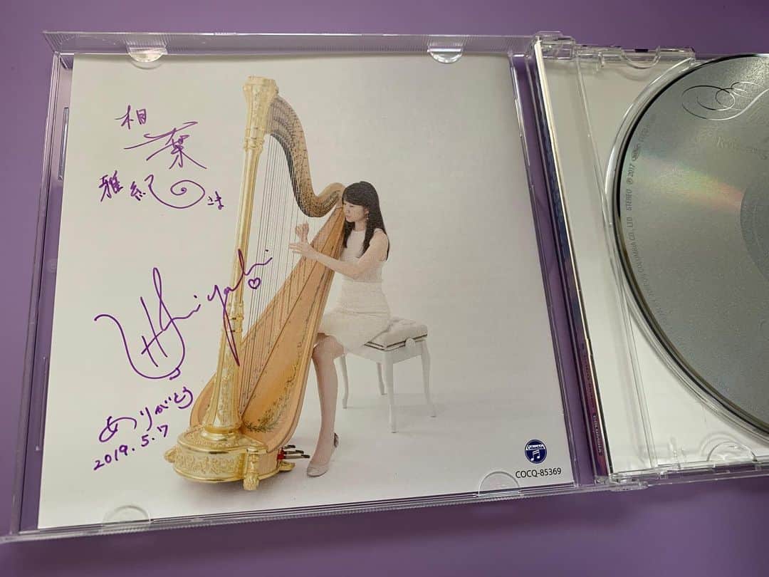 松岡みやびさんのインスタグラム写真 - (松岡みやびInstagram)「#嵐にしやがれ #相葉雅紀  さんにプレゼントした私のCD「sleeping harp」 ✨  I gave my CD "sleeping harp" to Aiba-kun, a member of #arashi, with a lot of gratitude. You can buy it on the Miyabi Method online  shop. https://harp003.stores.jp/ ✴︎ 「歯が痛かったけどハープで治った」と相葉くんが喜んでくれたので ✴︎ 「ハープは心を整えて眠れる効果もあるんですよ」とお話したら ✴︎ 「じゃあ寝る前にCD聴くね」と優しい笑顔で言ってくださった🍀 ✴︎ ミヤビメソード オンラインストアでも販売してます♫ https://harp003.stores.jp/ #ハープ #ミヤビメソード #音楽 #楽器 #心理学 #心理カウンセラー #アート #癒し #miyabimatsuoka #harp #harpist #miyabimethod #art #フェアリー弾き #相葉雅紀 #嵐 #隠れ家arashi」6月2日 14時08分 - miyabi_matsuoka