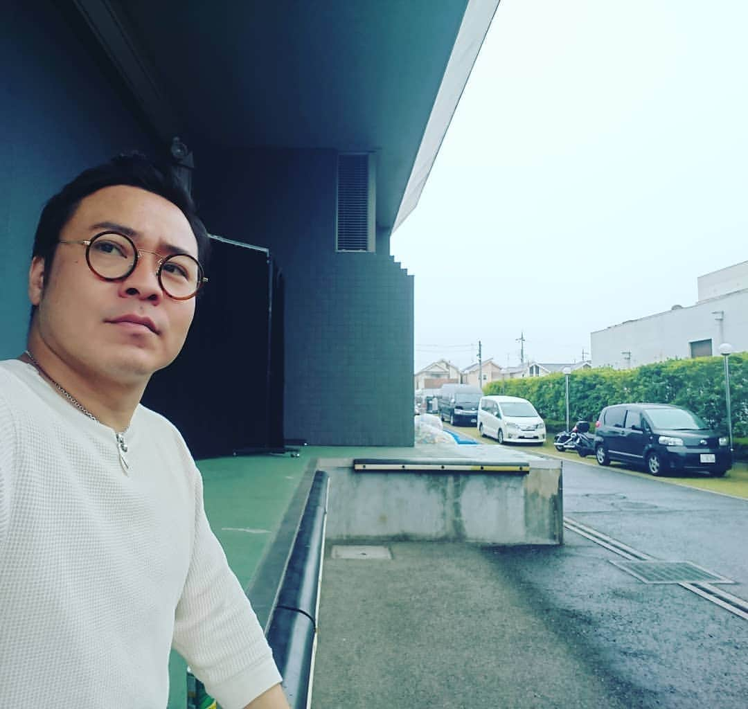 高井俊彦さんのインスタグラム写真 - (高井俊彦Instagram)「【２０１９年新喜劇２７発目☺️】 狭山SAYAKAホールにて辻本座長班営業😃✌️ 花月旅館オーナー役✨  合間に出掛けようとしたら雨なので断念💦 ただただ黄昏るだけ✋ そんな時もあってええやん⤴️ このホールー。 あのジュリーがさいたまスーパーアリーナのコンサートボイコットしたすぐ後にコンサートした有名なホール🎵  ２回目も頑張ります⤴️⤴️⤴️」6月2日 14時24分 - takai_toshihiko