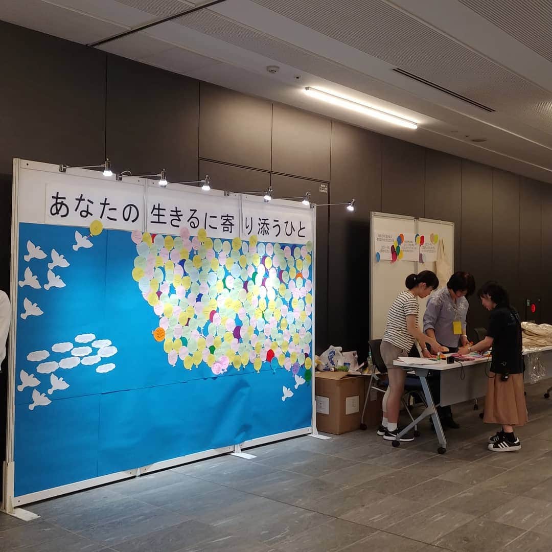 AQUADOLL アクアドールウィッグさんのインスタグラム写真 - (AQUADOLL アクアドールウィッグInstagram)「こんにちは、アクアドール梅田サロンささきです☺ 🌟今日は、東京の国立がん研究センター築地キャンバスにて開催の、 JAPAN CANSER SURVIVORS DAY 2019に参加しております❕ 🌟たくさんの出展ブースがあり、大にぎわいです(^^) 🌟アクアドールにもたくさんの方がお見えになり、興味津々でご質問をいただいております。 上野サロンでお世話になりました、と言ってくださる方が何名かいらしてくださいました❤ ウィッグをはずしたご自身の髪を見せてくださり、アクアドールのウィッグをお役立てくださって嬉しい限りです❤ 🌟大学生の有志の方々がレモネードスタンドを開いていたり、メイクやハンドマッサージの実施など、各分野が、がんに関わる方々に寄り添う姿があちこちで見られます❕ 🌟当日参加もできますのでお近くの方はぜひこの機会にいらしてくださいね！ #アクアドール#ウィッグ#医療用ウィッグ#jcsd2019 #築地#国立がん研究センター#直営サロン#上野#新宿#横浜#名古屋#パートナーサロン#博多#小倉#広島#徳島#和歌山#栃木#提携サロンもありますよ✨ #イベント#がん」6月2日 14時19分 - aquadollwig
