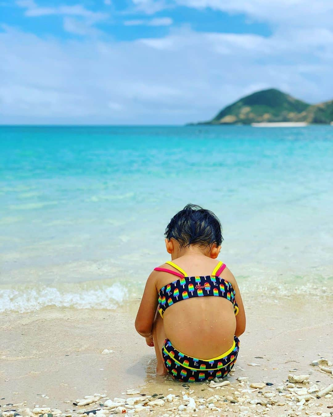 あびる優さんのインスタグラム写真 - (あびる優Instagram)「後ろ姿にも成長を感じる🥰🏝💕 #family#dauther#clover#love#cute#sea#ocean#sunnyday#happy#nature#bluesky#家族#娘#愛娘#四葉のクローバー#愛しい#かわいい#後ろ姿#大好き#胸キュン#晴天#自然#海#癒し」6月2日 14時22分 - yuabiru74