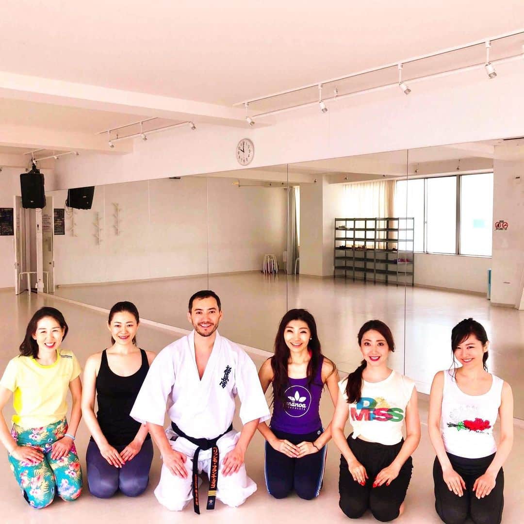 のインスタグラム：「Osu!!! Today “Basic Karate”lesson in Shibuya🥋空手で精神力と体力を鍛えましょう！押忍！Er gladiatore roma no con le sue allieve per un piccolo allenamento mattutino...Osu!!!! 🥋👍 #ベリッシモ #料理研究家 #空手家 #francescobellissimo #chef #karate #karateka #budoka #backbelt #礼儀 #作法 #空手 #謙虚 #ミセスインターナショナル2019 #ミセスコンテスト #ミスコン #美人 #japanesegirl #training #押忍 #極真会館 #pictureoftheday #vip #luxurylifestyle #shibuya #渋谷 #イタリア人 #イタリアの種馬」