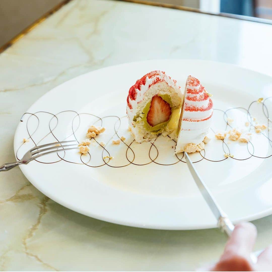 Hanako公式さんのインスタグラム写真 - (Hanako公式Instagram)「五ツ星シェフが織りなす、アーティスティックな魅惑のケーキ🍰﻿ ﻿ 〈Pâtisserie au fil du jour〉のピスタチオのバタークリームと九州産苺をメレンゲでコーティングした「バガテル」。一般的な分量の1／ 10ほどしか砂糖を使わないメレンゲは、口に入れた瞬間に衝撃が走るおいしさ。﻿ ﻿ 【Hanako_福岡シティガイド発売!!】﻿ #Hanako #Hanako_magazine #Hanako30th #Pâtisserieaufildujour #いちご好き #フルーツサンド #福岡 #fukuoka #福岡旅行 #博多 #天満 #うきは #糸島 #糟屋 #福岡グルメ #福岡カフェ巡り #福岡スイーツ #福岡うどん #福岡カレー部 #博多グルメ #博多カフェ #糸島カフェ #うきはカフェ #喫茶店巡り #喫茶部 #カフェ部 #カフェ巡り #コーヒー好き #朝ごはんの記録 #Photoby_ShintaroYamanaka」6月2日 14時31分 - hanako_magazine