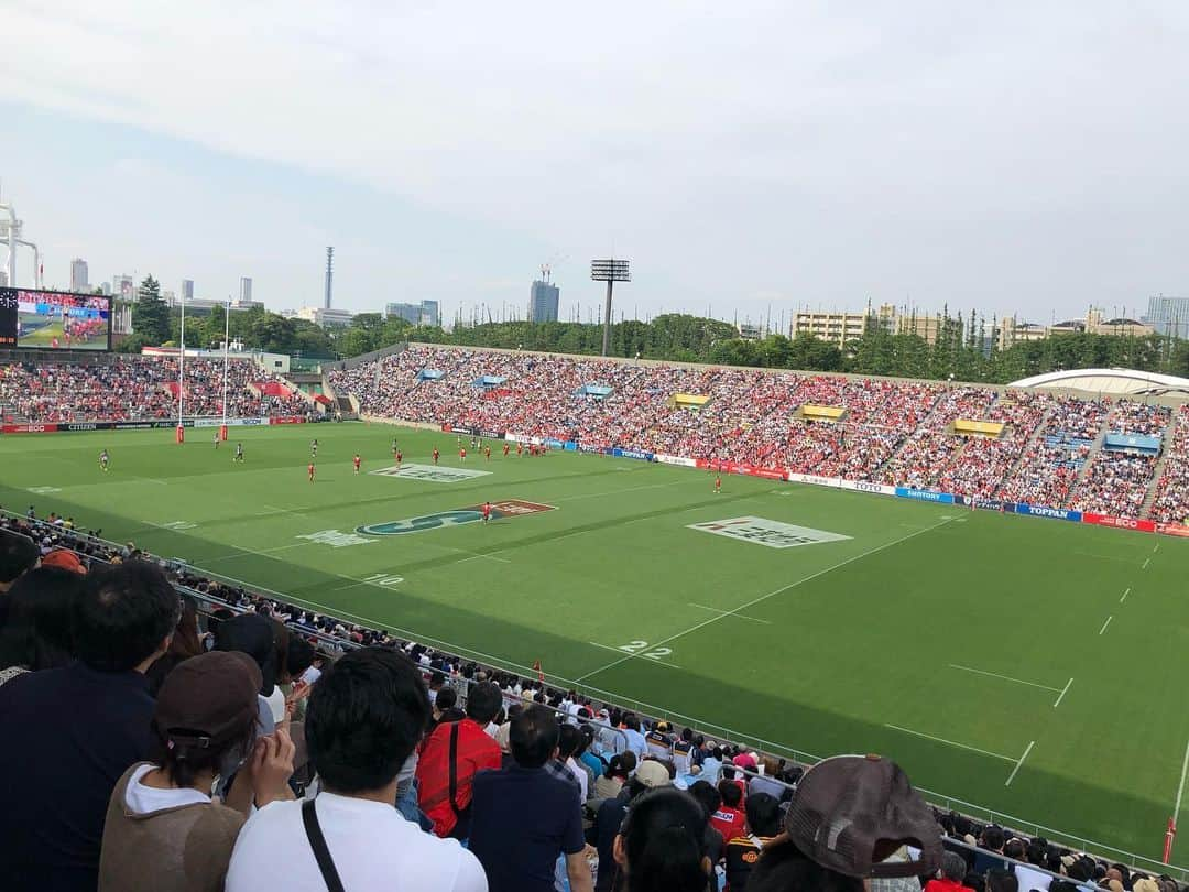 DJ JUICYさんのインスタグラム写真 - (DJ JUICYInstagram)「ラグビー日本代表の試合を見に行ってきました🙌🏉🇯🇵✨ 初ラグビー観戦だったので、、、あまりルールはわからなかったのですが... すっごく楽しかったです😃✌️✨ 日本が点を決めた時の歓声や、パワーでウルウルしちゃった🥺💧 スポーツってイイですね⤴️🙌✨ ラグビー観戦とは思えないょうなリゾート感満載の私達🙋🏻‍♀️🙋🏻‍♀️🙋🏻‍♀️🌴(民宿 やんばるくいな🌺)ごっこをしたり、五郎丸はいないけど五郎丸ポーズしたり😆🤞👆とにかくお昼からハイボール飲んで、笑った⤴️🙌 うすいさん&めぐさん  いつも素敵なお誘いをありがとうございます🙏✨ #sport #rugby  #ラグビー #ラグビー日本代表  #ハイボール #やんばる娘」6月2日 14時52分 - dj_juicy0912