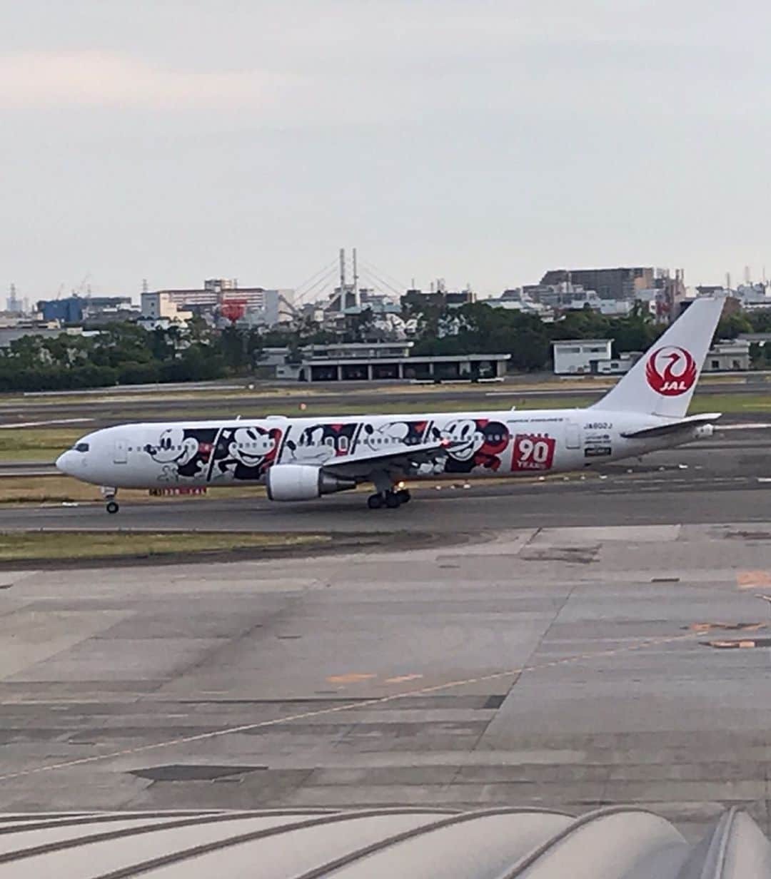mahoさんのインスタグラム写真 - (mahoInstagram)「(*´꒳`*)🌸横にスワイプしてね👉 。 先日の#大阪空港 にて(*´꒳`*) インスタ映え なスポット！ 。 。 #神戸 のハーバーランドにもあった #ノースショア のお店があってつい入った🤭 。 。 デッキ席で#飛行機 丸見え🌸 #ミッキー の飛行機✈️も発見したよ(　≖´౪≖｀)✨ 。 。 。 。 。 ってか、またまた違う件で嬉しい報告あるよ🙌 後ほど！ 。 。 。 。 。 。 。 #fashion#shooting#fashionmodel  #空港#airport#伊丹空港#伊丹#兵庫  #northshore#cafe#コーヒー#プチプラコーデ  #トレーニング#gym#パーソナルトレーニング#格闘技#筋肉#ゴルフ #美容#ヘアスタイル#食べ歩き#痩身 #東京#梅田#羽田」6月2日 14時36分 - i.0ff1cia1._.m.ah.0