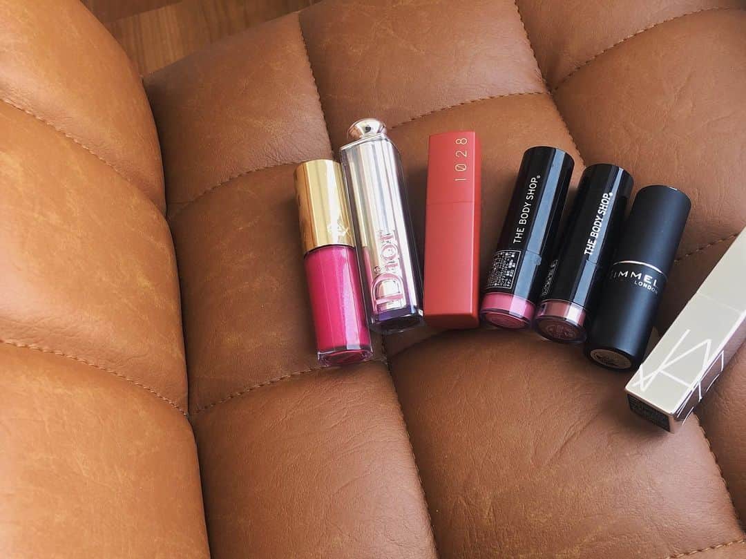 林村ゆかりのインスタグラム：「今のお気に入りLIP❤︎ ⠀  左から、 ・エクセルlo08 ・ディオール ステラーシャイン662 ・台湾コスメ1028 ピーチコーラル01 ・the body shop010.115 ・リンメル 027 ・NARS アフターグローリップバーム ⠀ ⠀ #lip #口紅#コスメ#コスメ好き#メイク#美容#美容好き#beauty#リップ#リップメイク #リップバーム#お気に入りコスメ #お気に入り#お気に入りリップ」
