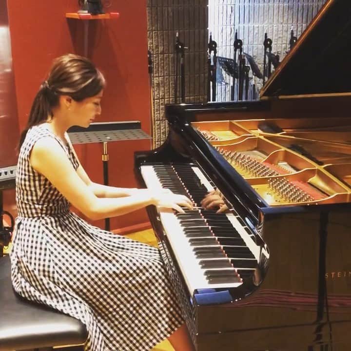 森本麻衣のインスタグラム：「Ravel🤡Alborada del gracioso but ✋my finger hurts😂😂 . ラヴェル🌈道化師の朝の歌 . . グリッサンドを弾いたら 指が痛くてやめた動画がありました😂😂 . 不思議と 本番は痛みは感じませんが😎 . 連打、グリッサンド、リズム感！ かっこいい曲🥰 . . . . #maimorimoto#arboradadelgracioso#ravel#mirrors#piano#pianist#hall#classicalmusic#steinway#steinwayandsons#practice#now#finger#grandpiano#tokyo#🎹 #森本麻衣#ピアノ#ピアニスト#ラヴェル#道化師の朝の歌 #鏡#ホール#クラシック#おすすめ#スタインウェイ#グランドピアノ#スタジオ#演奏動画#遊び」