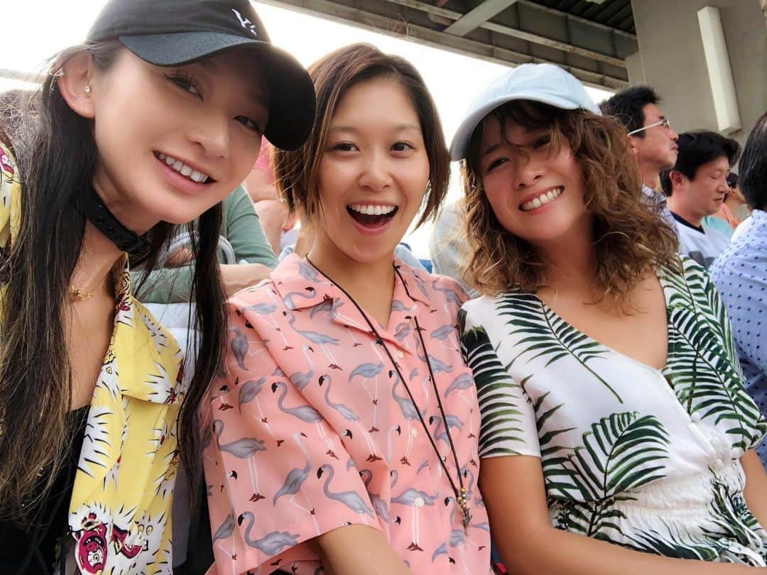 DJ JUICYのインスタグラム：「ラグビー日本代表の試合を見に行ってきました🙌🏉🇯🇵✨ 初ラグビー観戦だったので、、、あまりルールはわからなかったのですが... すっごく楽しかったです😃✌️✨ 日本が点を決めた時の歓声や、パワーでウルウルしちゃった🥺💧 スポーツってイイですね⤴️🙌✨ ラグビー観戦とは思えないょうなリゾート感満載の私達🙋🏻‍♀️🙋🏻‍♀️🙋🏻‍♀️🌴(民宿 やんばるくいな🌺)ごっこをしたり、五郎丸はいないけど五郎丸ポーズしたり😆🤞👆とにかくお昼からハイボール飲んで、笑った⤴️🙌 うすいさん&めぐさん  いつも素敵なお誘いをありがとうございます🙏✨ #sport #rugby  #ラグビー #ラグビー日本代表  #ハイボール #やんばる娘」