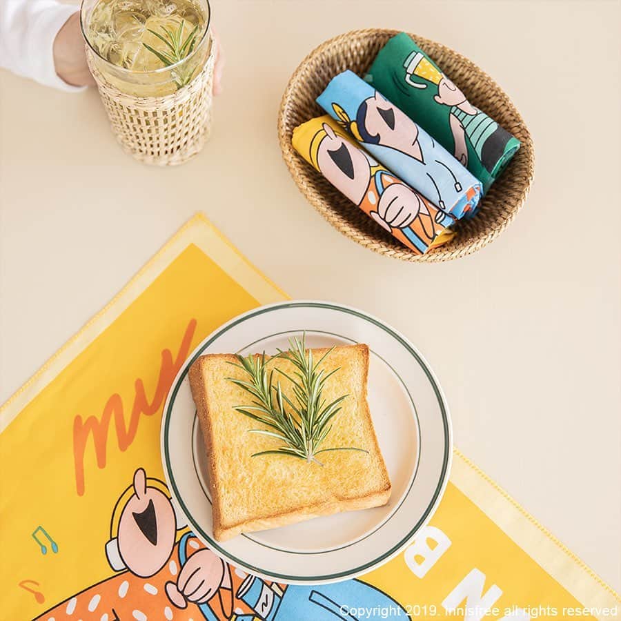 innisfree official (이니스프리) さんのインスタグラム写真 - (innisfree official (이니스프리) Instagram)「Why not use the eco-hankie instead of a napkin? ⠀⠀⠀ 오늘은 휴지 대신 #에코손수건 어때요?💛」6月2日 15時01分 - innisfreeofficial