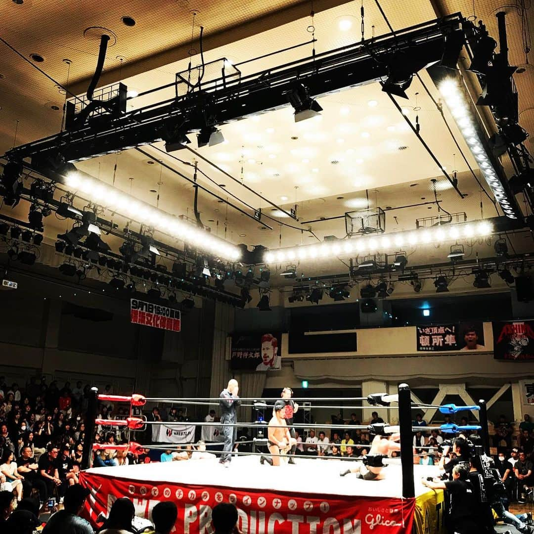 YoYoさんのインスタグラム写真 - (YoYoInstagram)「プロレス観戦へ！ 「WRESTLE-1 TOUR 2019 OUTBREAK」後楽園ホール。 すぐ目の前まで接近する戦いはど迫力、画面越しでは感じられないスリリングさで声漏れましたネうぁっーゔぁーー！！！ いっぱいの観衆の歓声。期待度もすごかった芦野翔太郎選手の試合、凄まじかった(*ﾟ∀ﾟ*) これがプロレス観戦人生初！未知の世界の体験、WakuWakuした！！ #芦野祥太郎 #yoyothepianoman #プロレス観戦 #プロレス観戦デビュー」6月2日 15時02分 - yoyo_soffet