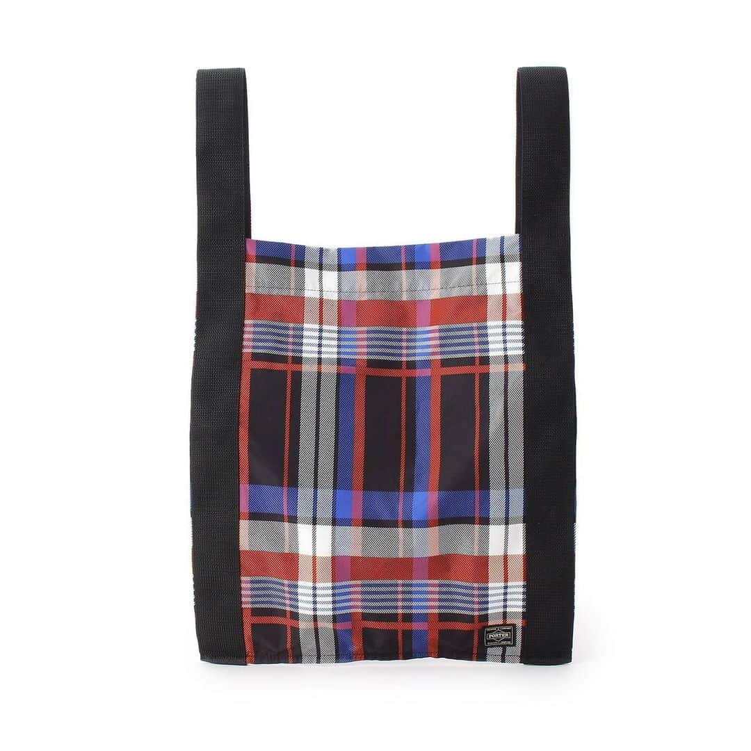 のインスタグラム：「インポートアイテムの先行セール開催中！﻿﻿ 🛒 White Mountaineering×PORTER トートバッグ ﻿ ¥23,000+tax →20%OFF﻿ （オンラインなら21%オフ！）﻿ ﻿ ﻿ 【White Mountaineering】﻿ 2006年にブランドスタート。ブランドコンセプトは、”服を着るフィールドは全てアウトドア”　デザイン・実用性・技術の３つの要素を一つの形にし市場には屈しない姿勢でのものづくりを掲げています。　デザイナーは、元々コムでギャルソンで活躍されていた相澤陽介氏。﻿ ﻿ ﻿﻿﻿﻿﻿﻿﻿﻿﻿﻿﻿﻿﻿﻿ #dressterior #ドレステリア #whitemountaineering #ホワイトマウンテニアリング #porter #ポーター」