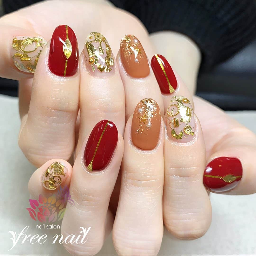 ネイルアーティストRYさんのインスタグラム写真 - (ネイルアーティストRYInstagram)「. ゴールドデザインネイル💅🏻🌟✨ . ゴールドの煌めき✨ . #ネイリスト #ネイルアーティスト #ネイルアート #ネイルチェンジ #ネイルサロン #自宅ネイルサロン #大阪ネイルサロン #ネイルパーツ  #ネイルスクール #ネイル動画 #ジェルネイル #ネイルデザイン #リーフストーン #ラインテープ #金箔ネイル #スタッズネイル #レッドネイル #ゴールドネイル #デザインネイル #トレンドネイル #シンプルネイル #大人ネイル #モテネイル #上品ネイル #初夏ネイル #夏ネイル #美甲 #日式美甲」6月2日 15時17分 - nail_artist_rm