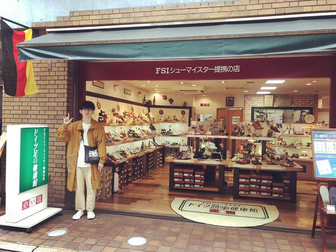 のインスタグラム：「親父と兄貴の靴屋です。 ドイツ足の健康館・赤い靴  元町行った際には是非。」
