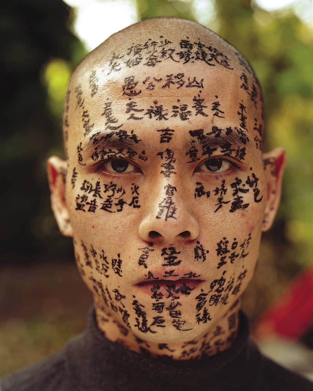 Portrait|Life|Fashion|Faceさんのインスタグラム写真 - (Portrait|Life|Fashion|FaceInstagram)「"Family Tree" Zhang Huan ━━━━━━━━━━━━━━━━━━━ Photo @therealzhanghuan  Chinese  With Family Tree, made less than two years after his move to New York, Zhang offered his face as a surface on which words, names, and stories connected to his cultural heritage are, literally, written. This performance piece is documented in nine photographs that record the gradual obscuring of Zhang’s face with inked words until it is completely blackened. Most words derive from the ancient Chinese art of physiognomy, which seeks to map personality traits and divine the future based on one’s facial features. But rather than elucidating Zhang’s character and fate, these traditional divinatory marks ultimately obscure his identity beneath a dense layer of culturally conditioned references.  Congratulations!  Selection by  @unsalsicilli ━━━━━━━━━━━━━━━━━━━ Team #portraitmood @unsalsicilli @humanistanbul @celilbezeng @emili35 @gizemparlak_ @gulumsedunya @semihcevval @gulperi_karademir @hakancgrn ━━━━━━━━━━━━━━━━━━━ Community @moodcommunity General Tag #moodcommunity ━━━━━━━━━━━━━━━━━━━ #chinese」6月2日 15時09分 - portraitmood