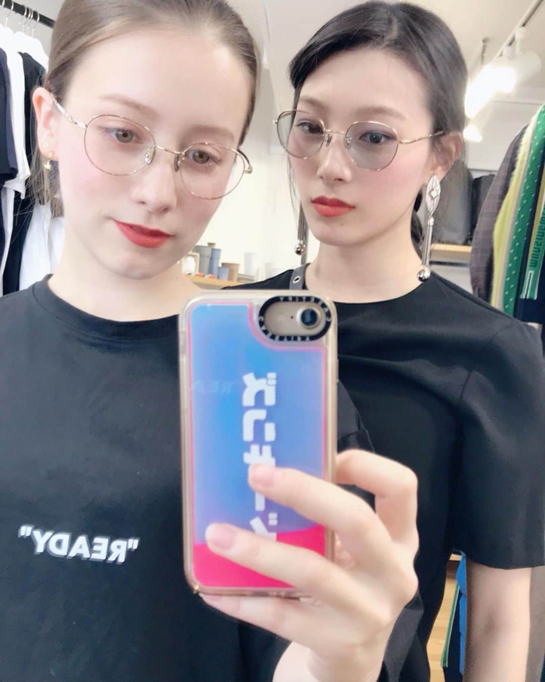 ドーキンズ英里奈さんのインスタグラム写真 - (ドーキンズ英里奈Instagram)「👓👓 こういう細めのふちのメガネかけてたら… ⠀ インテリ系のできる女っぽくない？ ⠀ って思ったけれど、数秒後…… 2枚目の写真👉 ⠀ 私のオシャレリーダーゆりあに、 今度うちにきてコーディネートしてもらうの♥️ ⠀ ⠀ 可愛いよりカッコいいになりたい今日この頃。 ⠀ そして、みんなにツッコまれる 携帯ケースとTシャツ。笑 ⠀ ⠀ #one_three #ワンスリー #メガネ女子 #onethreecompoundframe」6月2日 15時15分 - erinadawkins