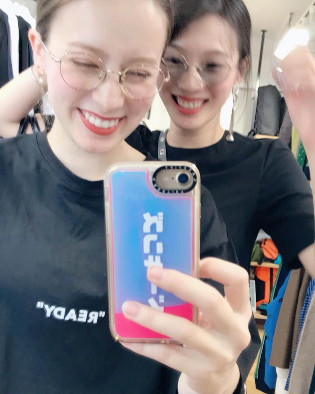 ドーキンズ英里奈さんのインスタグラム写真 - (ドーキンズ英里奈Instagram)「👓👓 こういう細めのふちのメガネかけてたら… ⠀ インテリ系のできる女っぽくない？ ⠀ って思ったけれど、数秒後…… 2枚目の写真👉 ⠀ 私のオシャレリーダーゆりあに、 今度うちにきてコーディネートしてもらうの♥️ ⠀ ⠀ 可愛いよりカッコいいになりたい今日この頃。 ⠀ そして、みんなにツッコまれる 携帯ケースとTシャツ。笑 ⠀ ⠀ #one_three #ワンスリー #メガネ女子 #onethreecompoundframe」6月2日 15時15分 - erinadawkins