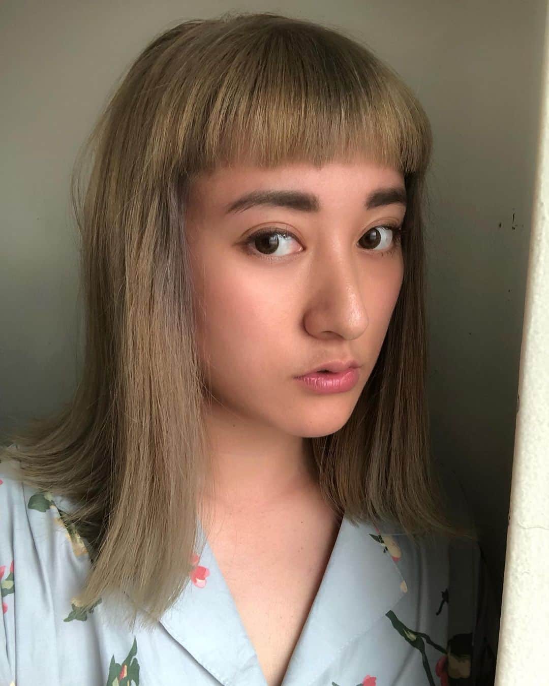 Saki のインスタグラム：「急に思い立って #イメチェン 💇‍♀️﻿ #金髪ボブ にした🤭🌷 ﻿ ブリーチ久々だったー✨✨ ﻿ 昔からのハイライトが残ったりしてる🐝﻿ めちゃ綺麗なベージュになって嬉しい〜👩🏼﻿ こんな短いのはじめてっ‼️😳﻿ ありがとう✂️﻿ @terunari1231 🦜 @kazutoatarashi_nicole 🦒 @nicole.kiyo  4.5枚目の動画は前髪短く切る前やから 余計にヅラに見えるわ😂😂 #newhair #haircolor #hairstyle  #haircut #Nicole #テルナリカット」
