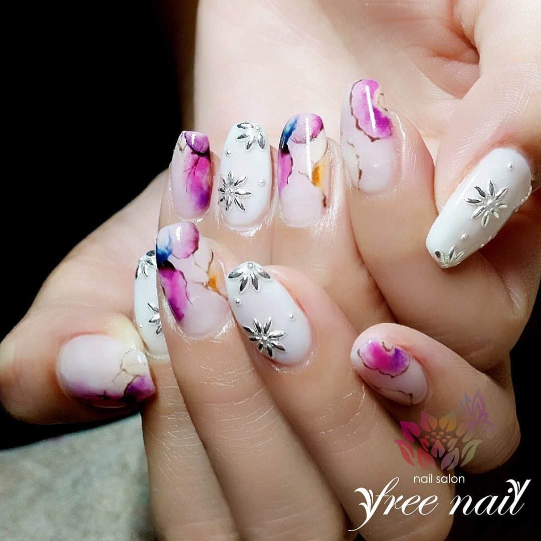 free nail フリーネイルのインスタグラム：「. お客様ネイル💅🏻🌼✨ . タイダイフラワーネイル🌼✨ . 夏の雰囲気🌞✨ . ご来店ありがとうございました🙇🏻‍♀️🙇🏻‍♀️🙇🏻‍♀️💗 . #ネイル #フリーネイル #ネイルアート #ジェルネイル #ネイルサロン #大阪ネイルサロン #ネイルデザイン #ネイルチェンジ #タイダイネイル #フラワーネイル #スタッズネイル #ピンクネイル #ホワイトネイル #デザインネイル #シンプルネイル #トレンドネイル #大人ネイル #スクエアネイル #美爪ネイル #初夏ネイル #夏ネイル #美甲 #日式美甲 #summernails #nailsart #nailsalon #nailsdid #newnails #newnail #freenail」