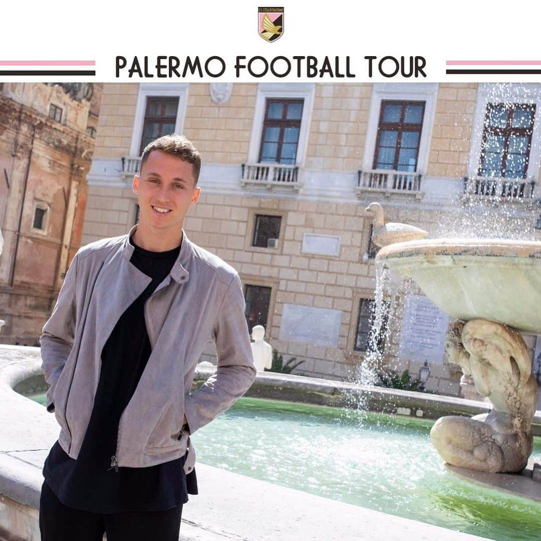 USチッタ・ディ・パレルモさんのインスタグラム写真 - (USチッタ・ディ・パレルモInstagram)「Ultima tappa stagionale del Palermo Football Tour: Nicolas Haas a Piazza Pretoria! 🌞🍋🛵il video e la photogallery sul nostro sito ufficiale 💻📲」6月2日 15時18分 - palermocalcioit