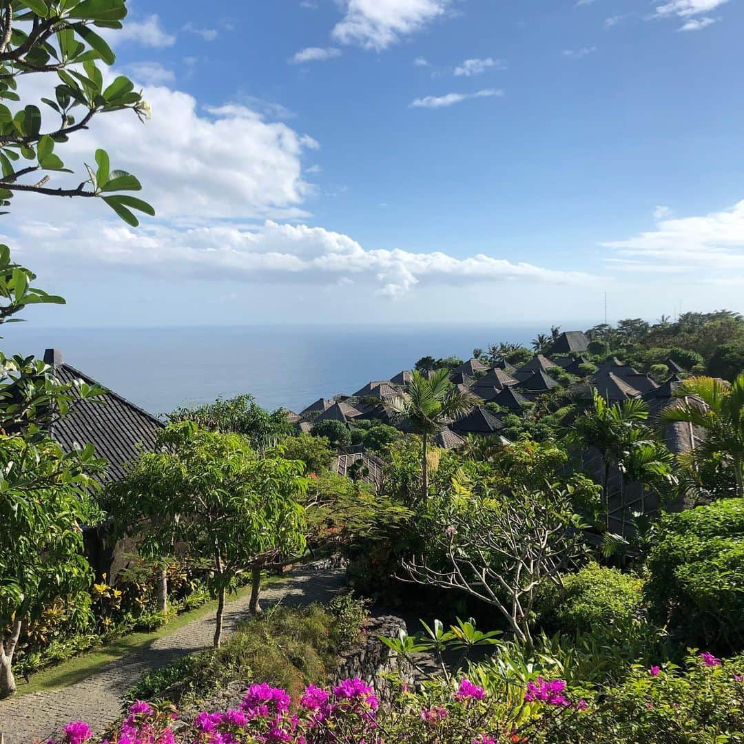 ハヌルさんのインスタグラム写真 - (ハヌルInstagram)「이번 발리여행 베스트 리조트 불가리리조트💚 경치도 너무 좋고 조식이랑 음식도 맛있구 풀빌라에 완전 안쪽에있어서 조용하고 푹쉬다왔어욥☺️☺️ . 또 조그마한 디테일들이 너무 고급져서 완전 즐거운 호캉수 보내다왔어요ㅠㅠ 마치 5일쉬었는데 한달쉰기분 정말힐링🌴 . 단점은... 너무 안쪽에 있어서 리조트 외의 시설, 관광이 어렵고 (시내까지 차로 엄쳥가야해욥) 파도가 쌔서 바다수영은 힘둠 마지막으론 비싸다능거.. 그래도 트립비토즈로 저렴하게 예약했숩니당 #하늘이의여행뿌셔☁️」6月2日 15時20分 - haneulina