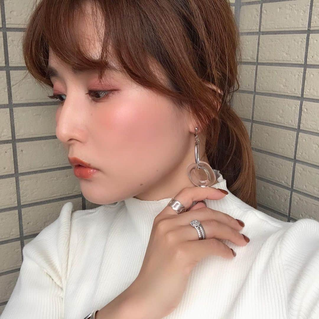 宮崎真梨子さんのインスタグラム写真 - (宮崎真梨子Instagram)「最近、アクセサリーはシルバーばかりなので、イヤリングもシルバーのものをGET♡異素材MIXのデザインで、シンプルだけど存在感があって可愛い♡左右で長さが違うのもまた可愛い♡夏はヘビロテだわ♡ ∵ ∵ #roomx601 #roomxaccessory #chao_app #イヤリング #シルバーアクセサリー #シルバーアクセ #ママコーデ #ママファッション #大人ファッション #30代コーデ #大人可愛い #ミヤマリ #vocest #vocemagazine #美容ブロガー #インフルエンサー #ヘアアレンジ #ママ #男の子ママ #mamagirl #おしゃれさんと繋がりたい」6月2日 15時22分 - miyamari92