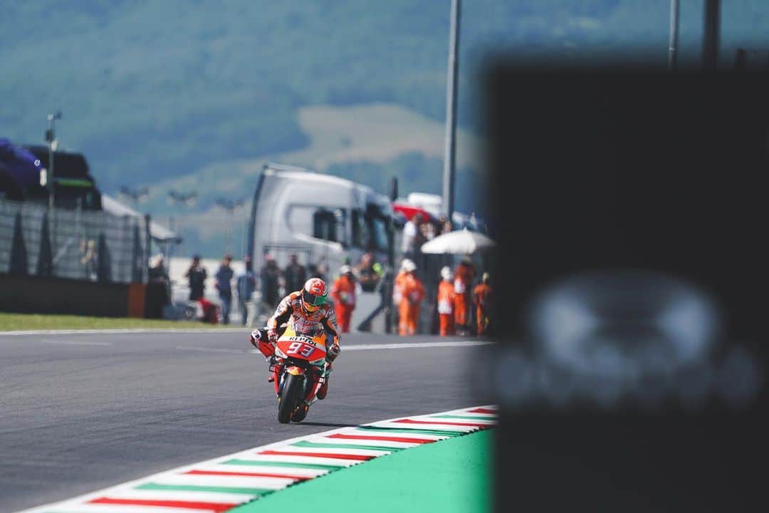 レプソル・ホンダのインスタグラム：「Iconic. ⠀⠀⠀⠀⠀⠀⠀⠀⠀ Hard on the brakes in to Turn 1.」