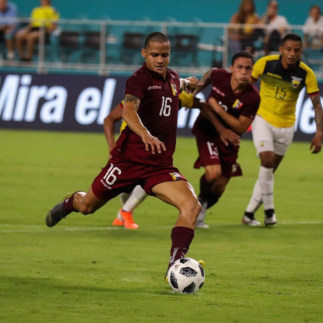 ロベルト・ロサレスさんのインスタグラム写真 - (ロベルト・ロサレスInstagram)「Contento por el gol pero más aún por el trabajo del equipo y por saber que el relevo de la sele es espectacular. Ahora a seguir trabajando para mejorar de cara a la copa #goodvibesonly #modovinotinto 💪🏽🙏🏽🇻🇪⚽️🙏🏽」6月2日 15時24分 - robertico_r