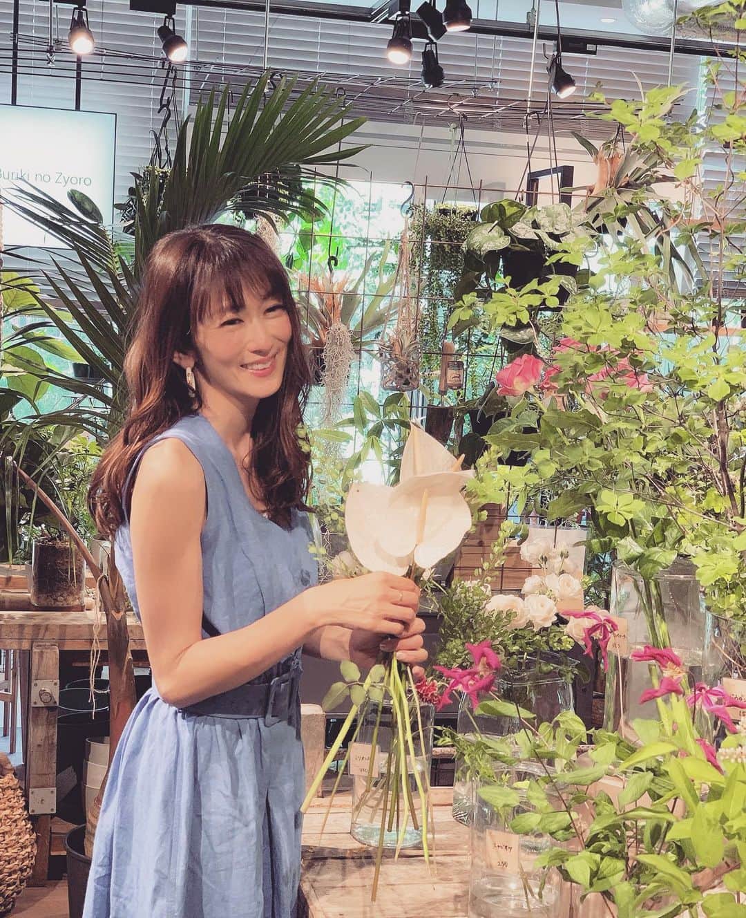 大河内奈々子さんのインスタグラム写真 - (大河内奈々子Instagram)「最近 お花を束ねる姿を撮って頂く事も増えました。 なんだか 照れくさいな。 ・ ありがとうございました♡ ・ #花のある暮らし  #flowerstagram  #flowerstylist  #shooting📷」6月2日 15時26分 - nanakoohkouchi