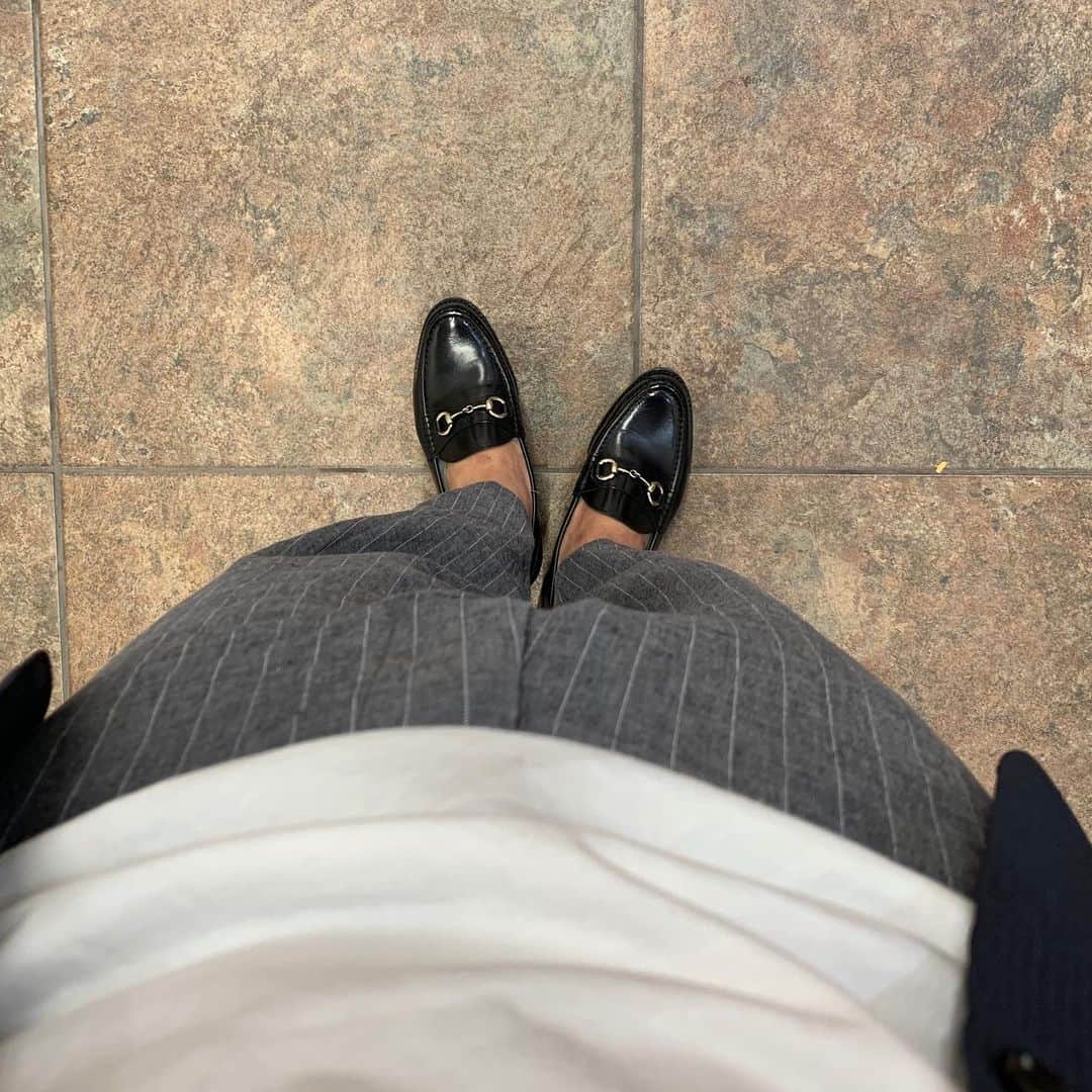 坪井遥司のインスタグラム：「#本日の足元 今日はプチプラコーデ 綿麻パンツは裾幅17cmにリフォームすることでドレス見えに ユニクロのスーピマコットンTシャツは優秀です #jacket #gu #seersucker #tshirt #uniqlo #supimacotton #pants #uniqlo #cottonlinen #shoes #thesuitcompany #bitloafer #fashion #mensfashion #mensstyle #ootd」