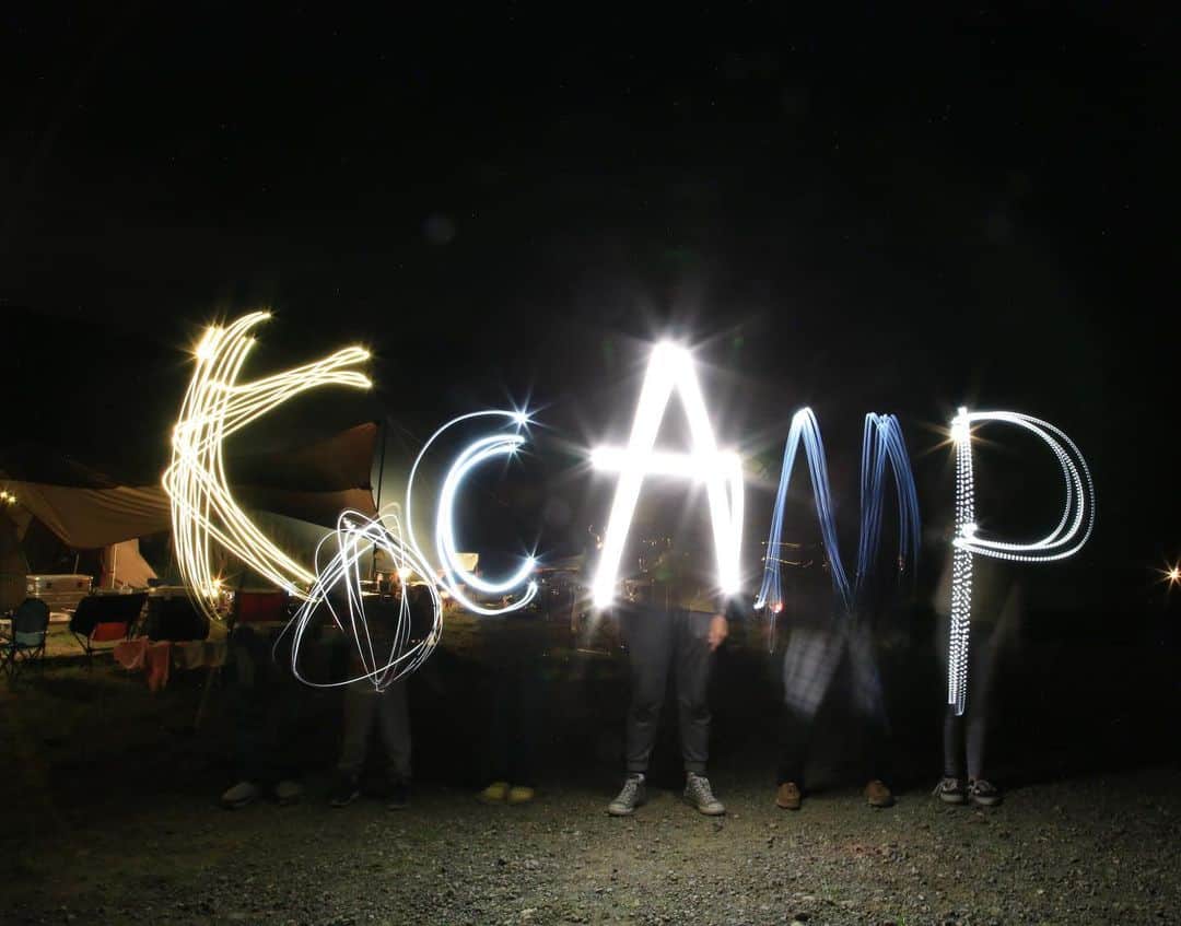 金子貴俊さんのインスタグラム写真 - (金子貴俊Instagram)「キャンプへ行ってこんな写真を撮ってみましたー！カネコキャンプなので、K☆CAMP。娘が頑張って☆を作ってました(^^)とっても可愛く撮影成功(^^)夜の楽しいアクティビティとしてもいいですね〜。 #カネコcamp#キャンプ#バンコン#キャンピングカー#アウトドア#ファミキャン#ファミリーキャンプ#キャンプ好き#オートキャンプ  #camp#camping#campingcar #campinglife#outdoor#van #outdoorlife#nature#campervan」6月2日 15時42分 - takatoshi_kaneko