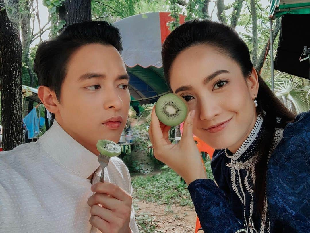 Jirayu Tangsrisukさんのインスタグラム写真 - (Jirayu TangsrisukInstagram)「และวันนี้ครับ .. ผมมาแผนใหม่ ถือกีวี่อ้อมหลังมาให้พี่แต้ว .. พอพี่แต้วหันมา ยิ้มตาโตแล้วบอกว่า ของใครอ๊าาาาา .. ผมก็เลยยิ้มบางๆ ถามเบาๆ “พี่แต้วชอบหรอครับ” .. พี่แต้วก็ตอบมาทันใด มันอร่อยยมาก !!! ,, หลังจากนั้นเราก็ได้รู้ว่า การที่จะหลอกล่อให้พี่แต้วอ้วนนั้น ไม่ง่ายเลยจริงๆ 😒」6月2日 15時43分 - jirayu_jj