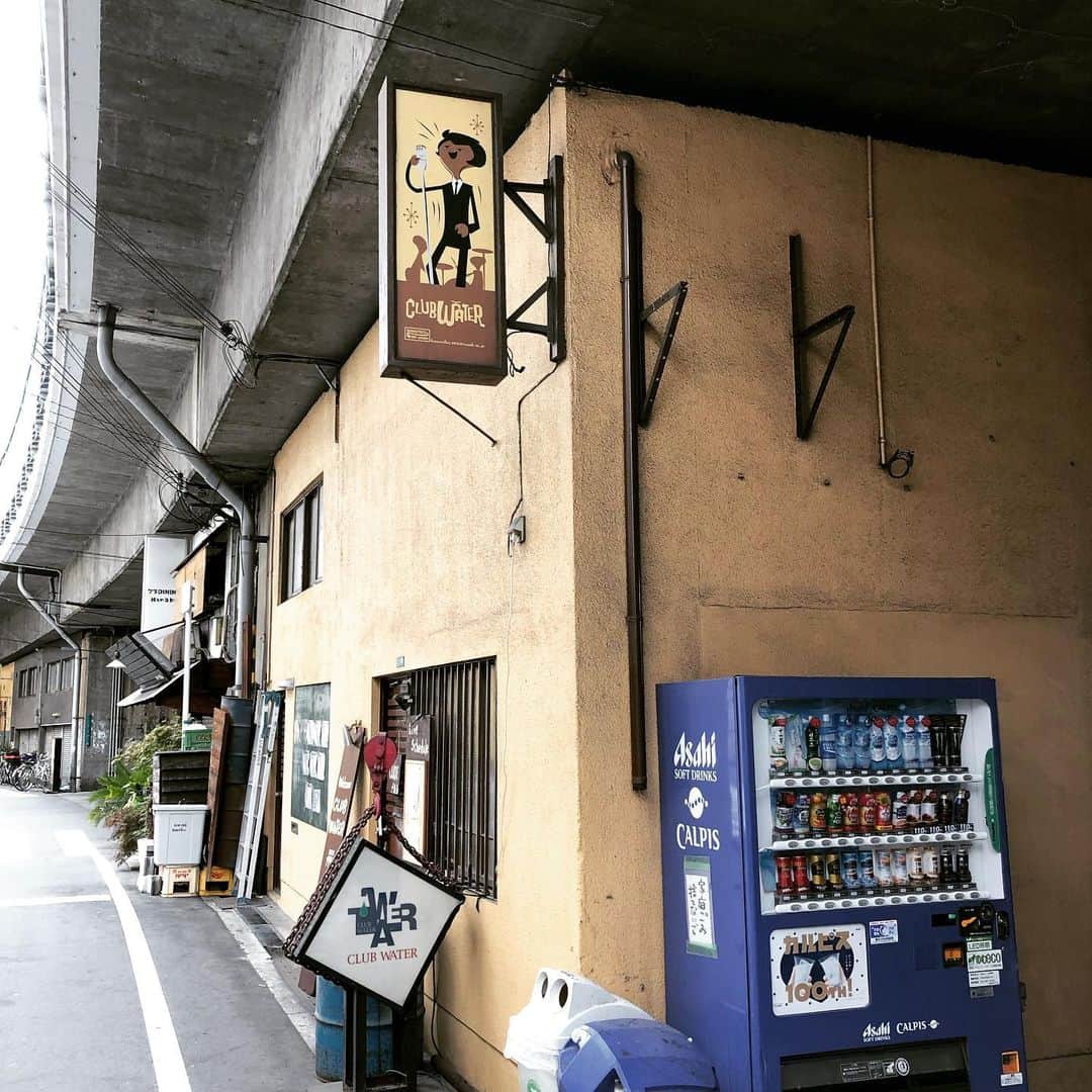 オカノアキラのインスタグラム：「今日は@十三クラブウォーターでお待ちしてます！  6月2日sun CLUB WATER 20周年記念 ～ザ・たこさん一座ショウ ◆出演: ザ・たこさん ドスタコス 桜川春子 キチュウ オカノアキラ KTR  司会＆DJ: あうんさん・すうじぃ ◆入2300円(1D付き) ◆開場18時 開演18時半  #ザ・たこさん #funk #funky #クラブウォーター #ギターバトル #カッティング #十三で飲むか #十三飲み #エフェクターおじさん #ギターの魔術師 #かっこいいから大丈夫 #ナイスミドル #サバサバしやがって #突撃となりの女風呂」