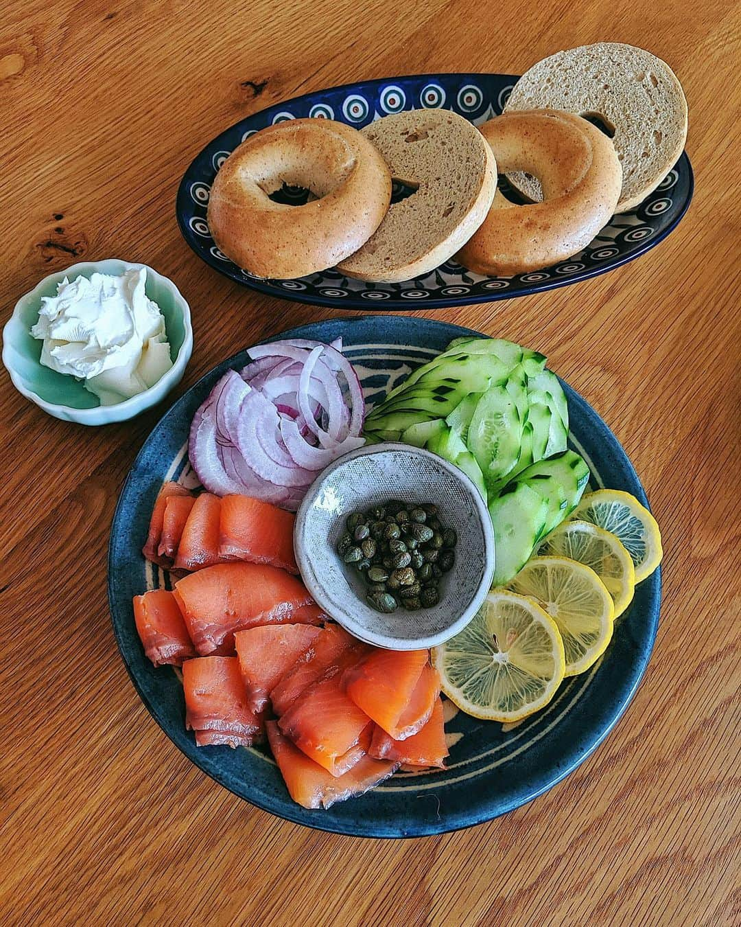 シャウラさんのインスタグラム写真 - (シャウラInstagram)「I woke up thinking of all the things I could do today. But, like many of my Sundays, I decided to do nothing at all. I did however decide to make a nice brunch at home. Smoked salmon and cream cheese bagels. YUM. 今朝目覚めてから、行きたい場所だったりやりたい事を考えた結果、やっぱり今日は何もしないときめた。でも、何か美味しいものが食べたかったので家でブランチしました。スモークサーモンとクリームチーズのベーグル。デリシャス。 #brunch #foodie #food」6月2日 15時44分 - shaula_vogue