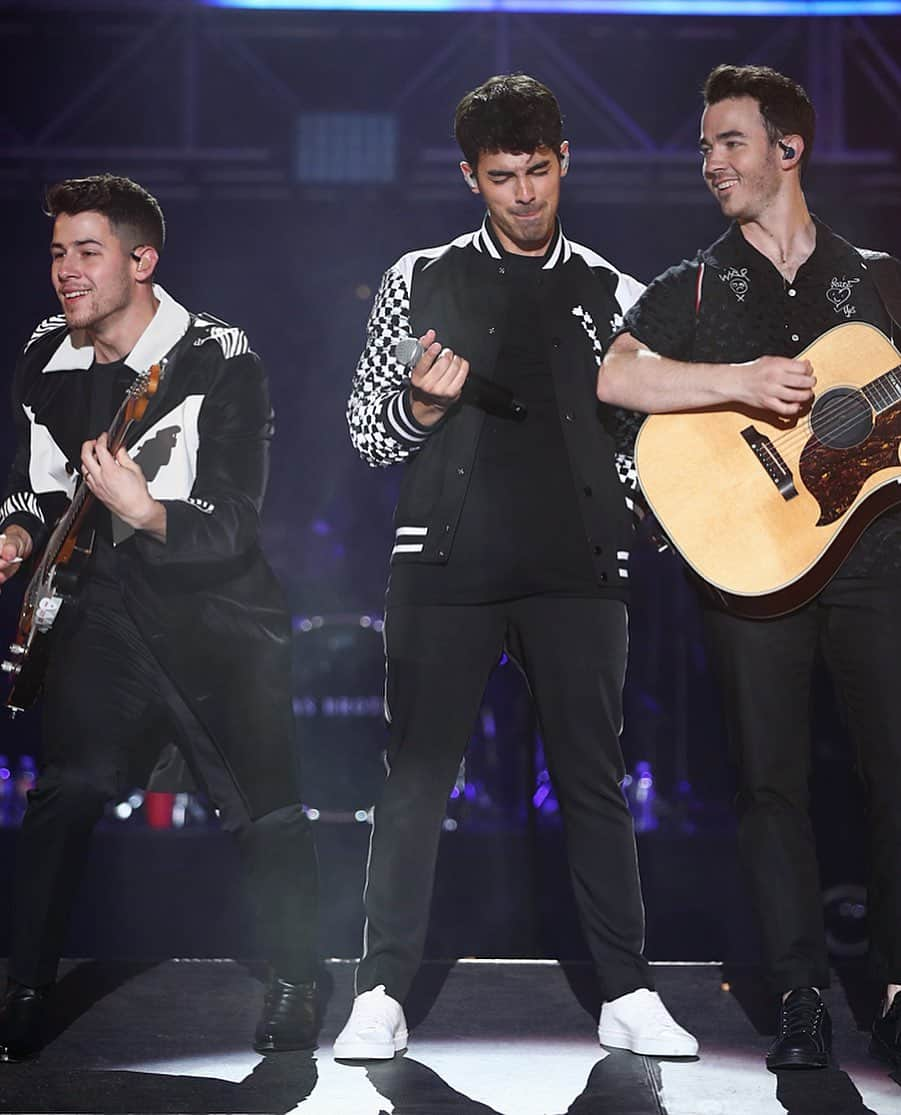 Just Jaredさんのインスタグラム写真 - (Just JaredInstagram)「The @jonasbrothers rock out on stage for their Wango Tango performance! #JonasBrothers #WangoTango Photo: Getty」6月2日 15時44分 - justjared