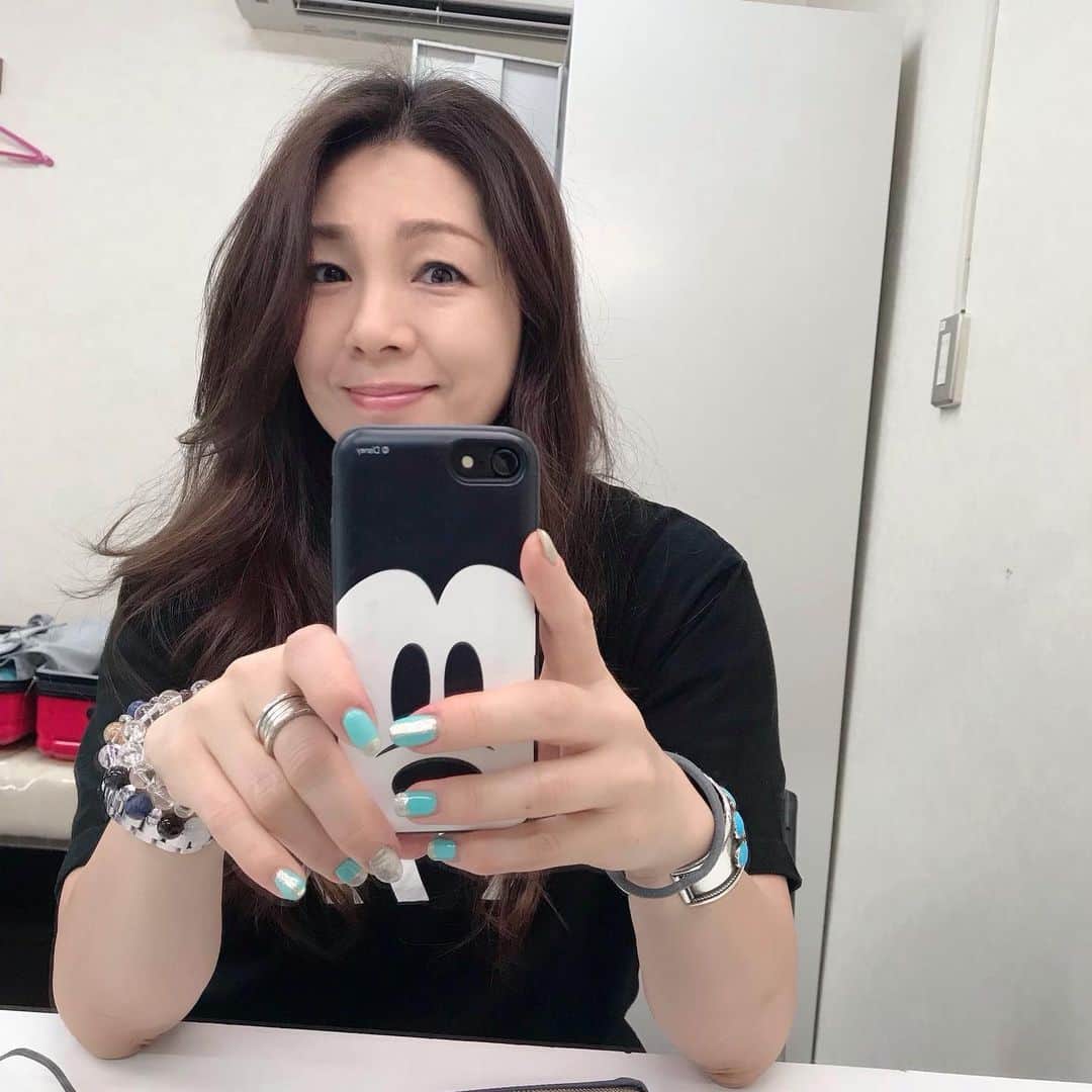 井上貴子のインスタグラム：「本日の才木玲佳戦。  無事に終了。  彼女とは初対面だし ほとんど彼女にまつわる話も 聞いたことがないし。  筋肉アイドルってことだけは知っている…  ってことで。  試合はどうあれ… 彼女はどんな人なのか… 最近は年齢的にも幅広くいるので  まずはひととなりが知れたらいいなと YouTubeで検索して  ちょっと研究してみたんだ。  それによって 自分がどれだけのモチベーションで 闘うのか…  どーすることが彼女を活かせるのか…  ファイトスタイルよりは ヒストリーも大事なポイント。  そして さっき。 「はじめまして」から始まり  思っていた以上に やる気満々で！！ 明るくて気が強そう！  思った通りの元気女子だった！  パワーは圧倒的に負けてたし やっぱり若さと勢いは凄い！  とても良い選手だった。  終わってから 悔しい悔しいと連呼してて  何が悔しいのかとたずねると…  負けたことではない！  自分の不甲斐なさに イメージ通りいかない自分に 悔しい悔しいと言っていたらしい。  30年やっても 満足いかないんだから（笑）  そー簡単にはいかないわさーー^ ^  またリングで会おう！  Happyで^ ^  #井上貴子  #LLPWX #女子プロレス #紅緒と柊音 #才木玲佳」