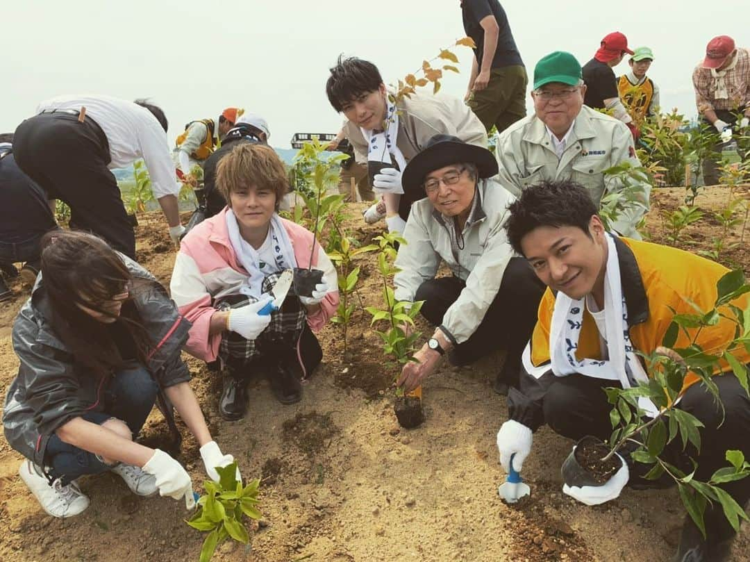 鍵本輝さんのインスタグラム写真 - (鍵本輝Instagram)「南相馬市鎮魂復興市民植樹祭に参加しました。 2011年の3月に未曾有の震災で津波が襲った海岸に今日はいました。そこで今日は海から離れた数十メートル付近の丘に苗木を植えて、後の時代を生きる人たちのための自然の防波堤を地域の皆さんや全国から集まった皆さんと一緒になって1本1本、気持ちを込めて植えさせて頂きました。今はまだ小さい小さい苗木も3年後には僕たちの身長を越える木に育ち、もっと時間が経てば立派な木に、森に成長するそうです！ 植樹をしてる時間、現地の方、参加者の皆さん1人1人と話す時間はなかなか難しかったですが、木の植え方など優しく笑顔で僕たちに教えて下さいました！！ 僕はその「笑顔」がとても嬉しかったです…！！ また大きくなった苗木を見に来よう！！ 参加してくれた、ファンの皆さんもありがとうございました😊」6月2日 15時46分 - lead_akira