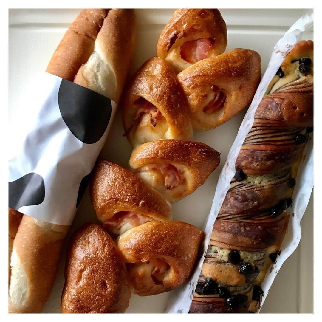 金城茉奈さんのインスタグラム写真 - (金城茉奈Instagram)「入谷をぶらりした時に寄り道したパン屋さん「グーテ・ルブレ」 フランス語で、小麦と遊ぶように色々なパンを作り上げていくという意味らしいです。品揃えがいっぱいの中どれにしようか悩み抜いたすえに、わたしは細長いパンを3つチョイス！ チョコチップとチョコが練りこんであるなんだか懐かしいチョコパンと、ミルクフランスそれと私の好きなべーコンエピを。3つとも大好きなんだけどね。 ミルクフランスは少しざらっとしたミルククリームがたっぷりとサンドされて美味しかったです🇫🇷🥖 #入谷#パン屋さん#ベーカリ#bakery#グーテルブレ #ミルクフランス#チョコチップパン#ベーコンエピ#パン図録」6月2日 15時47分 - mn75aa