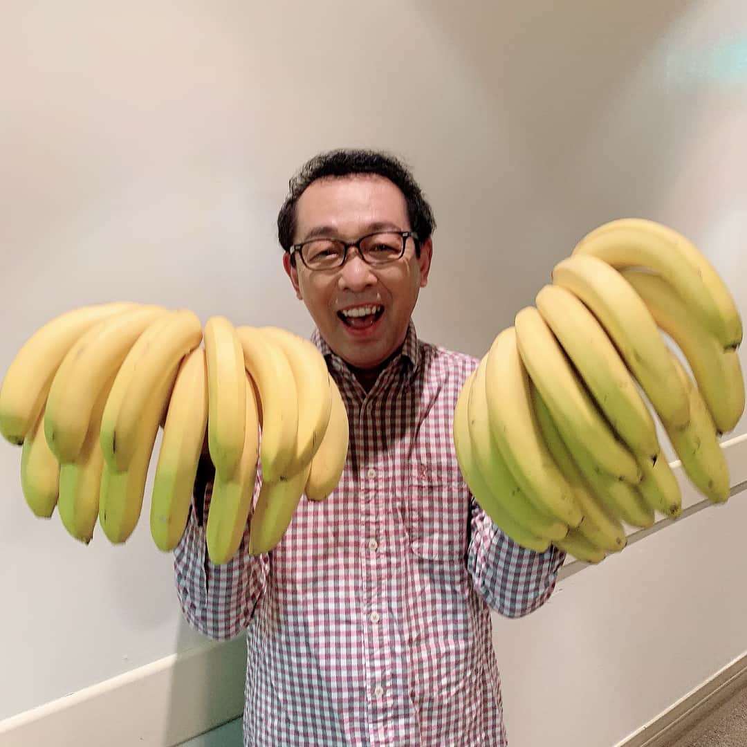 さだまさしさんのインスタグラム写真 - (さだまさしInstagram)「田邊正裕さんと📸 エクアドルからバナナをお届け下さいました🍌 . #田邊正裕 #田辺農園  #さだまさし  #sadamasashi #ふくやま芸術文化ホールリーデンローズ」6月2日 16時05分 - sada_masashi