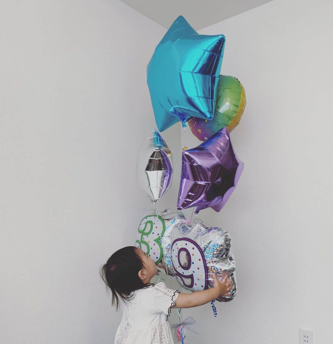 鈴木六夏さんのインスタグラム写真 - (鈴木六夏Instagram)「お家で掃除してたら届いたぁー✨✨ 感謝。サンキューの１年に。 ３９歳になりました🎂🎉←(自分でお祝い絵文字。🤣) 初めてのバルーンにＱ大興奮！」6月2日 15時58分 - rikuka.62