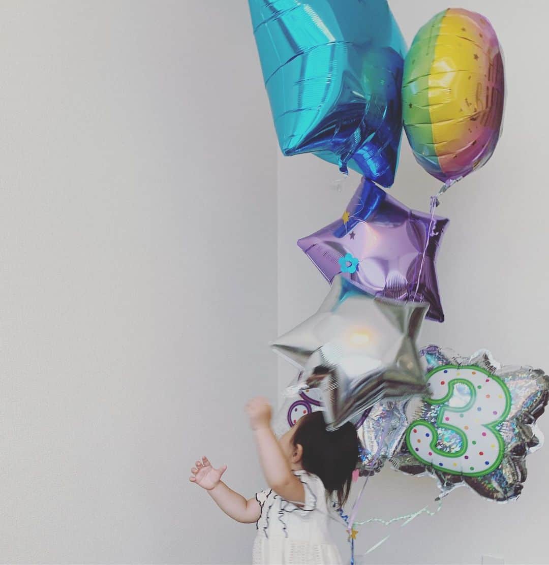 鈴木六夏さんのインスタグラム写真 - (鈴木六夏Instagram)「お家で掃除してたら届いたぁー✨✨ 感謝。サンキューの１年に。 ３９歳になりました🎂🎉←(自分でお祝い絵文字。🤣) 初めてのバルーンにＱ大興奮！」6月2日 15時58分 - rikuka.62