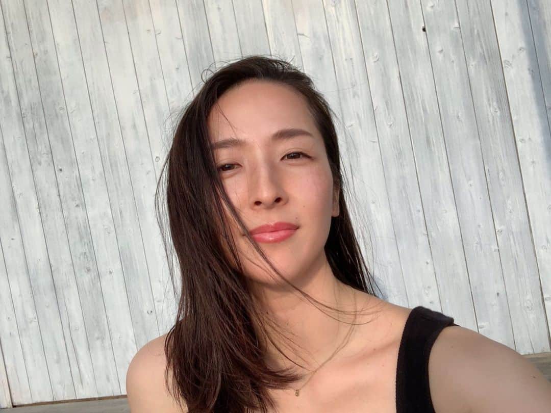 のインスタグラム：「なんか この写真目が開いてないけど（いつも） なかなか写真がないので…🙇🏻‍♂️ . 今日もトレーニングしてきました！ ちょっと体づくり、がんばらないと。 . 目標は、 先ずは1年前の体重に戻すこと（笑） 実は1年間で6キロ増。恐ろしい。 油断するとすぐに太ります。 . 体重が全てではないけれど、 3月だったかのライブの時に 来てくれた友人からも 「痩せなさい！」と言われて… . はあいぃぃ😱と。 . 健康的な美ボディを目指そう。 . その友人も皆んなも頑張ってるし、 私も頑張る😤 . 楽しくね😄💕 . #training」