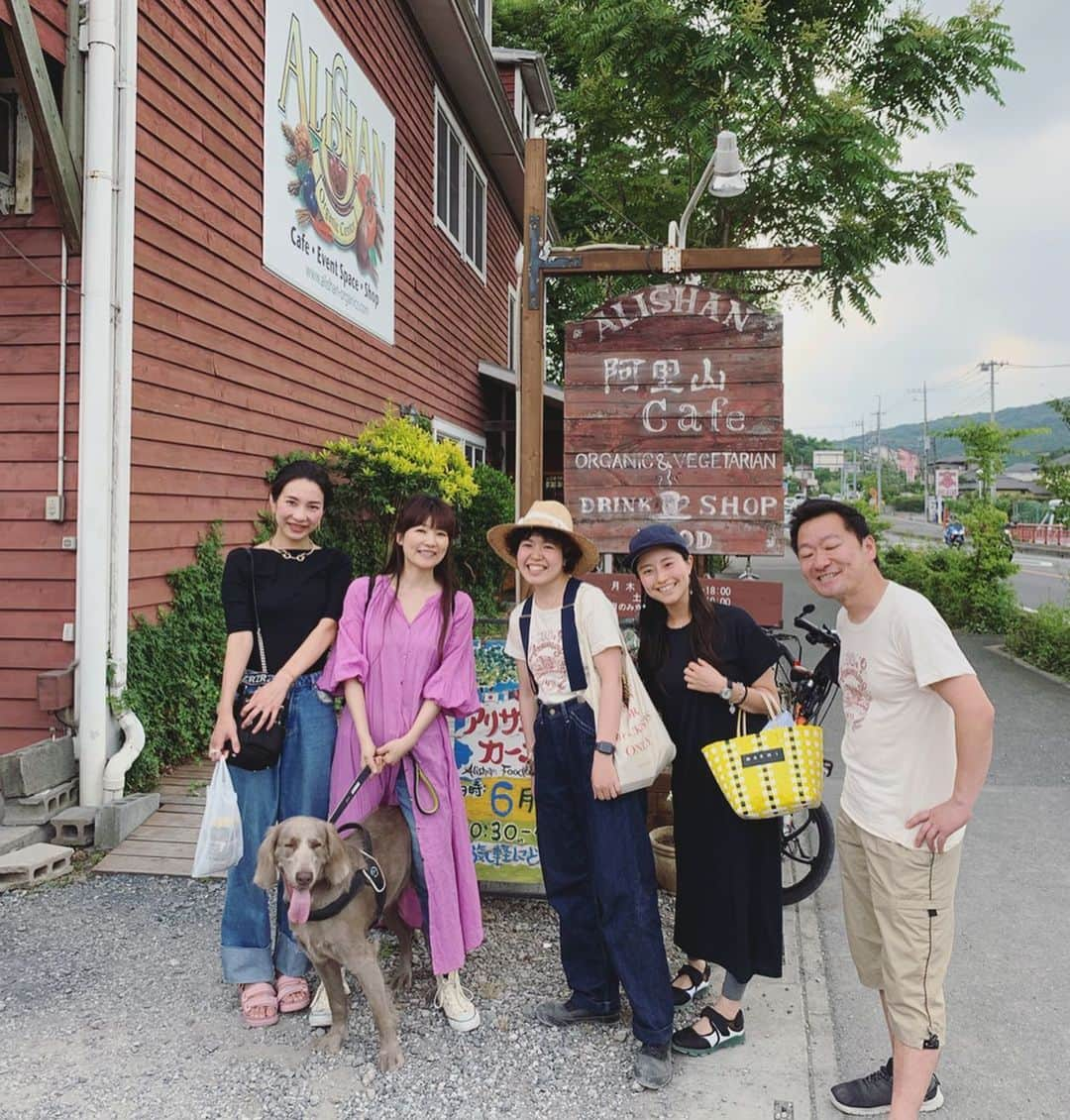 宮前真樹さんのインスタグラム写真 - (宮前真樹Instagram)「#アリサンフードカーニバル  埼玉県高麗alishanorgnicへ ビーガンの台湾フードが並んで 中庭ではライブ演奏をしていて 心地よい音楽の中でのランチは最高でした♡. ❷全部ビーガンメニュー ❸日頃愛用しているアリサンの商品 こんなに並んでると見応えある！！ ❹日々使っているアレッポの石鹸。とても良いよ！ ❺近くの畑で収穫したばかりのニンニクが運ばれてきた！！ 凄い大蒜の香り！！ちょっと甘いかおり。  オーガニック野菜の販売もしていたので 生ニンニクとロメインレタスとルッコラを購入。  アリサン商品の美味しい使い方を教えてくれる PRのゆかりちゃん @yukari_matsuura_  お世話になっているアリサン藤田さん 久しぶりにせまちゃんにも会えました @haruna.sema  @alishanorganic  #アリサンオーガニック  #プチ旅行気分で楽しかった  #vegan #orgnic #ビーガン #オーガニック #台湾フード #アレッポの石鹸  かおちゃんが一緒だったから 途中の渋滞も楽しく過ごせたわ♡」6月2日 16時09分 - miyamaemaki0116