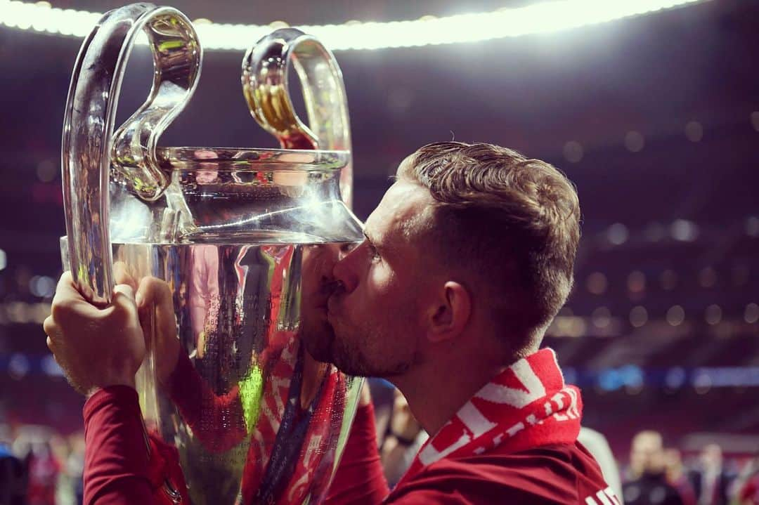 ジョーダン・ヘンダーソンさんのインスタグラム写真 - (ジョーダン・ヘンダーソンInstagram)「CHAMPIONS OF EUROPE  #YNWA 😘🏆」6月2日 16時08分 - jhenderson