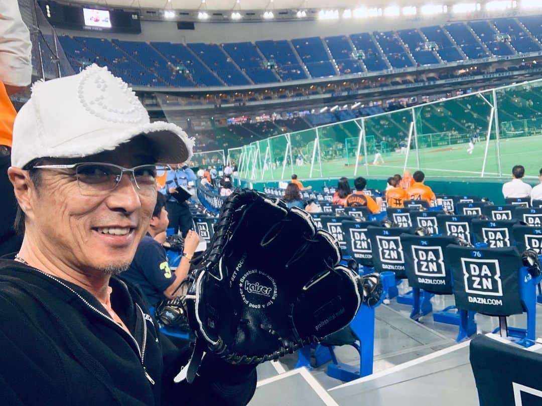 のインスタグラム：「東京ドームで巨人対中日を1塁側エキサイトシートで観戦中❗️臨場感パンパないから！！😊👍ファウルボールけっこう飛んで来ます（笑）試合は坂本選手の連続ホームランで逆転しました〜！😉👍間宮社長、今井社長、ありがとうございます❣️」