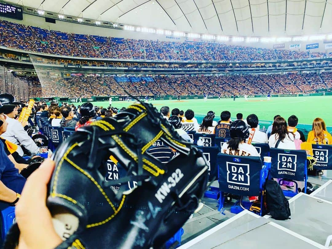 黒田アーサーさんのインスタグラム写真 - (黒田アーサーInstagram)「東京ドームで巨人対中日を1塁側エキサイトシートで観戦中❗️臨場感パンパないから！！😊👍ファウルボールけっこう飛んで来ます（笑）試合は坂本選手の連続ホームランで逆転しました〜！😉👍間宮社長、今井社長、ありがとうございます❣️」6月2日 16時08分 - kuroda_arthur