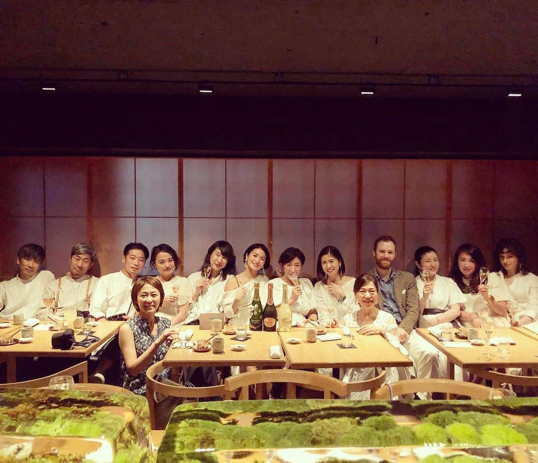 桃生亜希子のインスタグラム：「昨夜は、なおちゃん @naokotanijiri_hasegawa からお誘いを受け、 『寿司と和食とシャンパーニュの夕べ 』という素敵な会へ。。 魅力的な方々と共に、最高に美味しくて幸せな時間を過ごすことが出来ました。  大好きなシャンパン🍾🥂と、お寿司🍣のコラボレーション。  @perrierjouet_ , @tanijirimakoto さん、なおちゃん、美味しいお茶を出してくださったまるかわさん、Tokyo college of sushi & washokuの皆様、てのしまの皆さま、、、 ありがとうございました😊 ごちそうさまでした🙏✨ #dresscodewhite #ペリエジュレ」