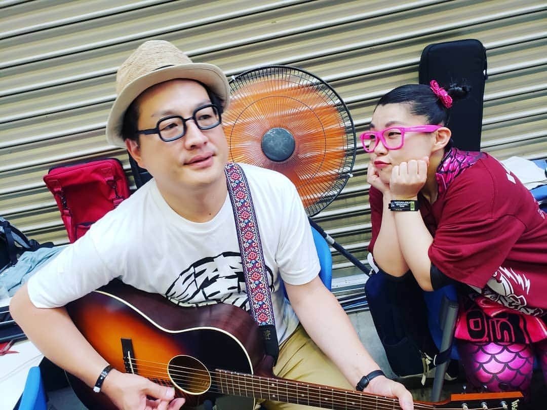 服部ひで子のインスタグラム：「今日、このあと18時頃～ なんばグランド花月前にて  6/21(金)にあります 【吉本新喜劇ィズ】 のライブチケットを手売りさせていただきます。  松浦兄さん&岡田さんも一緒です。  各個人、買っていただいた方には特典ございます～(* ´ ▽ ` *)！！！ 劇場付近にいらっしゃる方 是非、お声かけていただけたら嬉しいです😄💡 6/21（金） おじどる主催 「どるフェス！」 会場 BERONICA (エンターテイメントダイニング ベロニカ 大阪市城東区蒲生1-8-4)  各線京橋駅より徒歩５分  出演 おじどる 吉本新喜劇ィズ Mio にょロボてぃくす  18:00オープン 19:00スタート  前売り¥2,500 当日¥3,000(2D¥1,000-別途オーダー制)  吉本新喜劇ィズの出演は21:00頃〜  宜しくお願いします！  #吉本新喜劇  #吉本新喜劇ィズ  #松浦真也 (ギター) #岡田直子 ( #爆乳三姉妹 コーラス) #服部ひで子 ( #爆乳三姉妹 コーラス)」