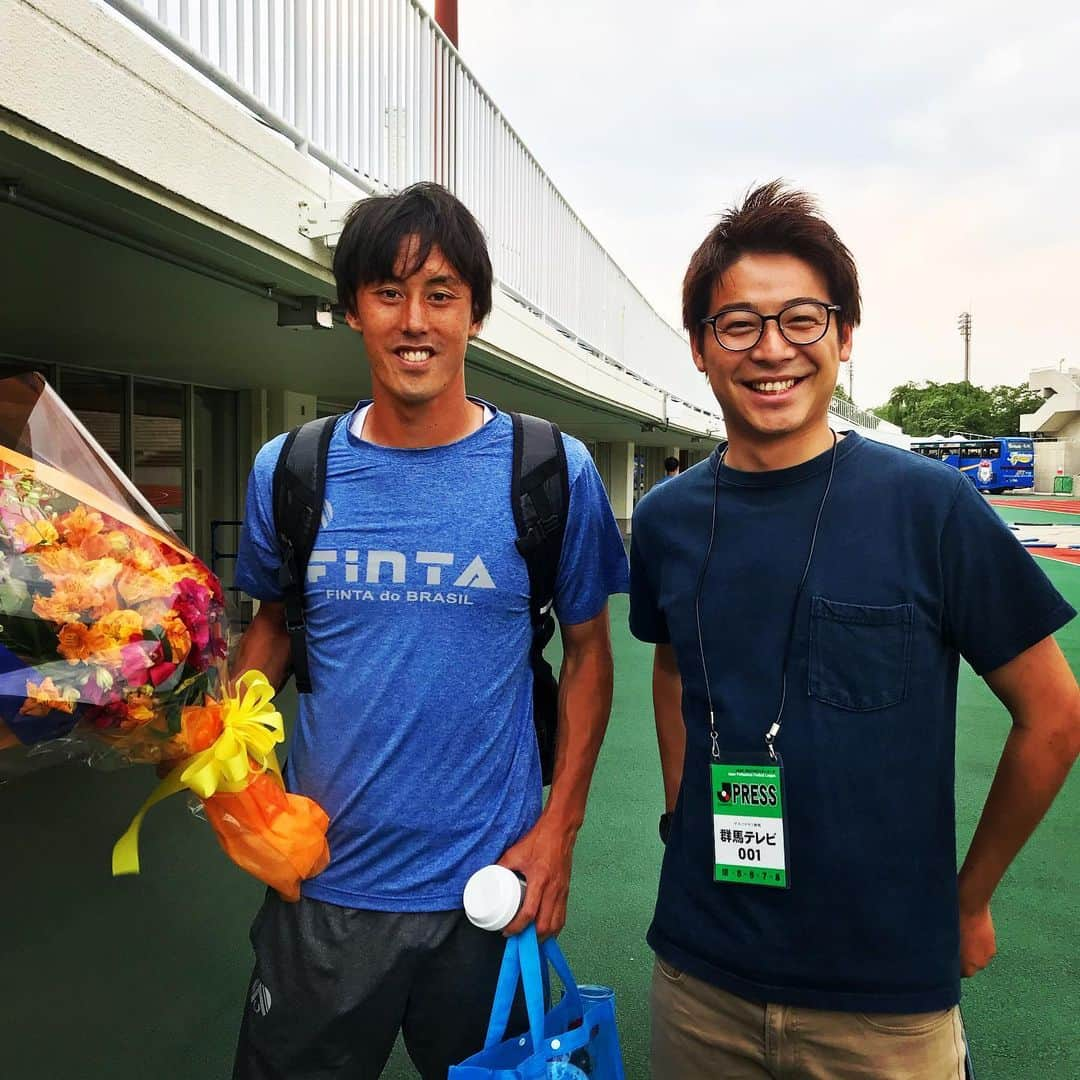 小松正英さんのインスタグラム写真 - (小松正英Instagram)「ザスパクサツ群馬 No.10 青木 翔大 選手！  先日Jリーグ通算100試合の出場を達成し、昨日の第10節で記念のセレモニーが行われました👏🏿 チーム唯一の同い年1990年世代ということもあり、サッカーを通じた共通の知人も多く、縁を感じる選手です！  昨日はリーグ戦久々の勝利に貢献👍🏿 熱い声援を宜しくお願いします🙌🏿❗️ #ザスパクサツ群馬 #ザスパ #青木翔大 #10番 #エース #1990年生まれ #同い年 #通算100試合 #群馬テレビ #アナウンサー #取材」6月2日 16時10分 - masa_fb.ank