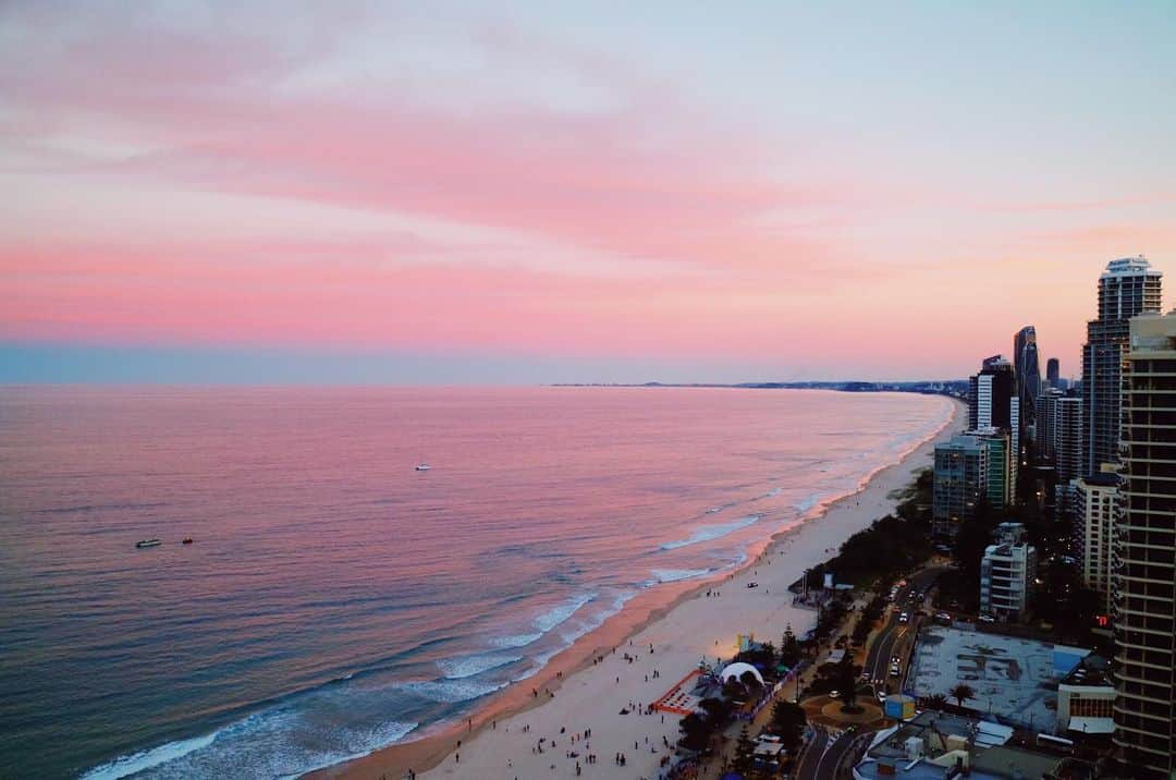 アンドリュー・ドッズさんのインスタグラム写真 - (アンドリュー・ドッズInstagram)「Fairy 🧚‍♀️ floss coloured sky. #surfersparadise #goldcoast」6月2日 16時12分 - andrew_dodds