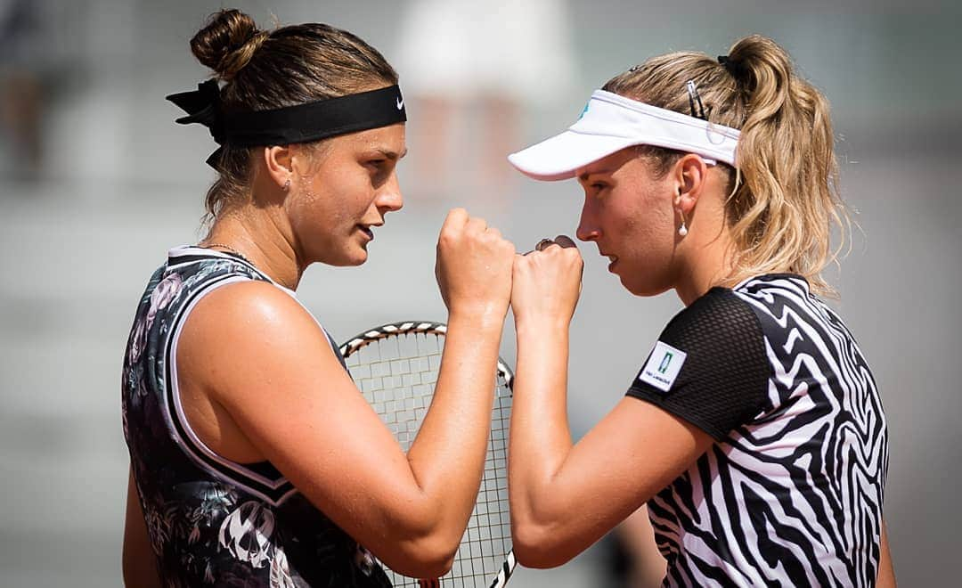 エリーゼ・メルテンスさんのインスタグラム写真 - (エリーゼ・メルテンスInstagram)「Serious 🙃 and smiles 🙂 ↪️↩️ Into the 2nd week 🤸  #doubles #rolandgarros #rg19」6月2日 16時15分 - mertenselise