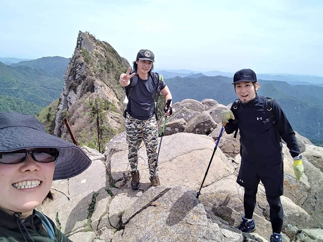 ぢゃいこさんのインスタグラム写真 - (ぢゃいこInstagram)「愛媛の想い出 ①石鎚山 ②雲竜型 ③不知火型 ④登頂の喜び爆発 ⑤鹿島さんとイナゲくんの３人で登ったよ。 ⑥松山城に徒歩で登る。坂道ダッシュは10秒でギブアップ。 ⑦松山城で角が生えたよ。 ⑧新日本プロレス観戦 ⑨SHOくんとYOHくん、ジャパハリネットの鹿島さんと良一さんとFM愛媛のスタッフさんと。 ⑩大阪へ帰るバス車内でも、実家 ヨーデルのクレープ。プロテインドリンクもね。 #愛媛　#石鎚山　#登頂 #松山城　 #新日本プロレス　#アイテムえひめ #SHO #YOH  #Roppongi3K #完全にNEXT #ジャパハリネット #ヨーデル　#クレープ #プロテイン　#プロテインドリンク」6月2日 16時16分 - dyaimeshi